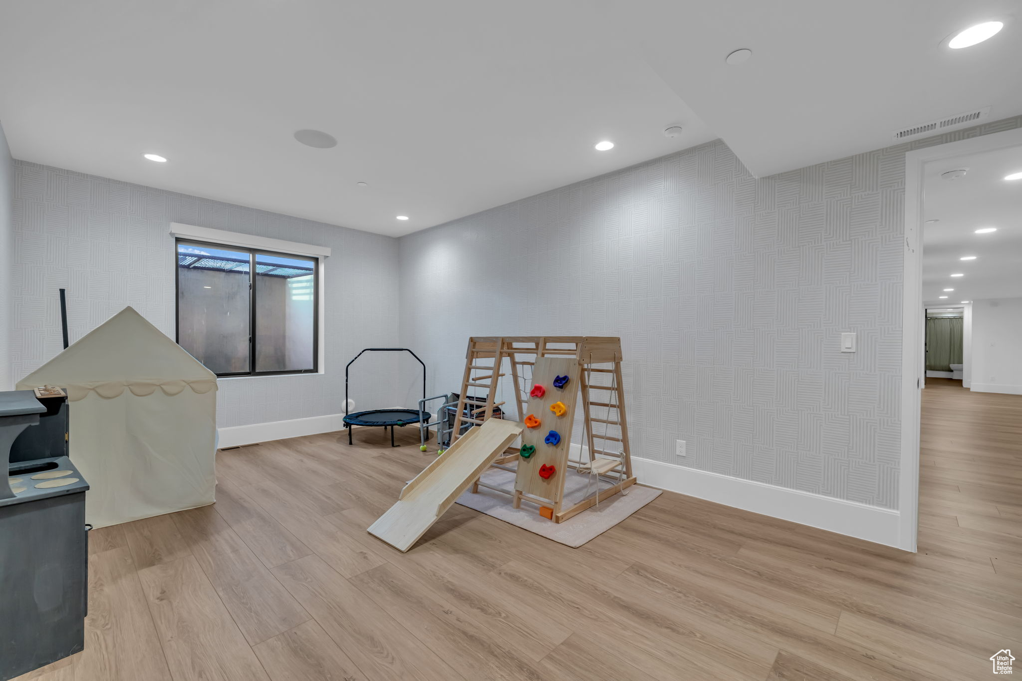 FOUR SEASONS AT WOODLAND HILLS - Residential