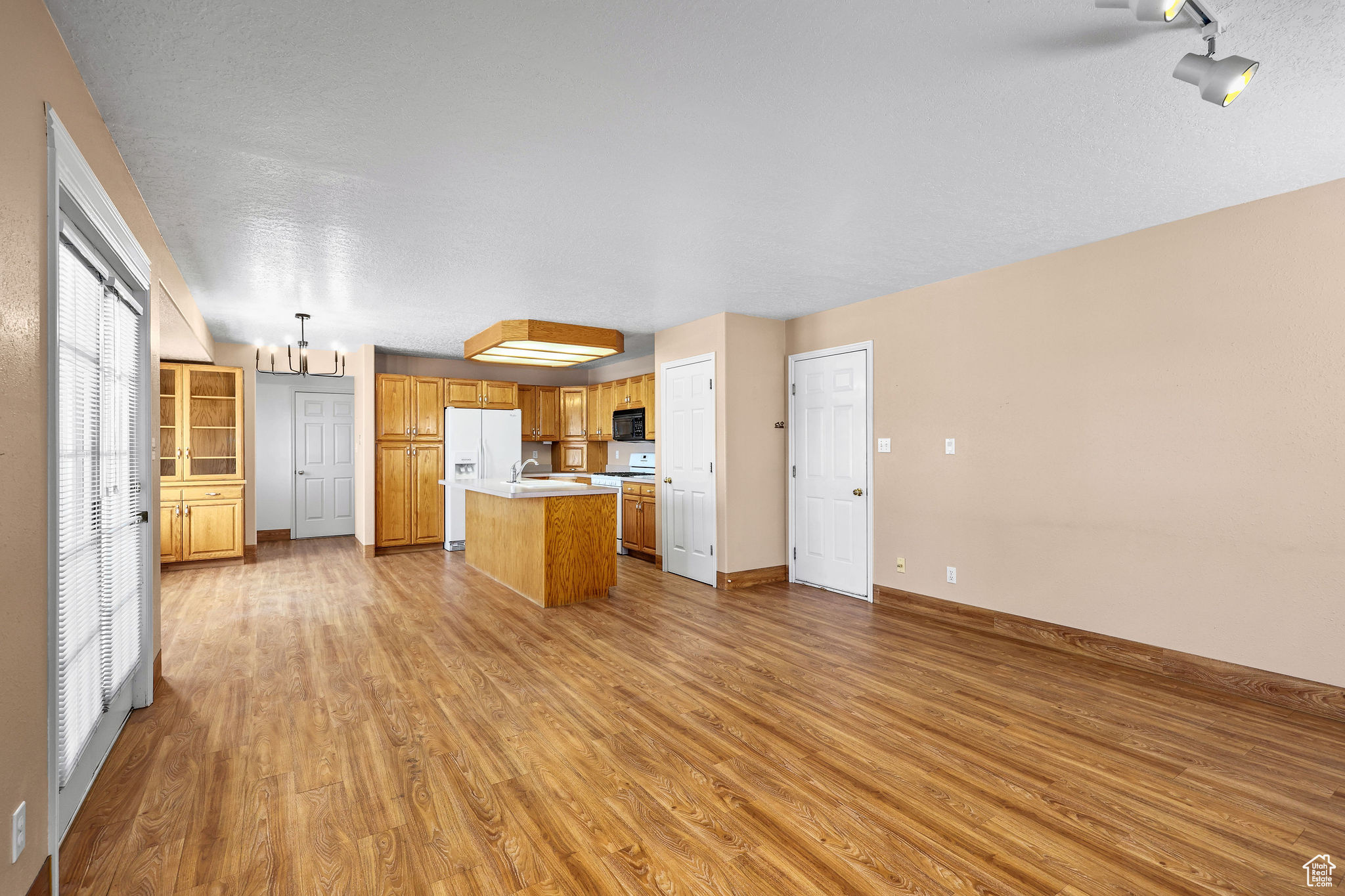 COUNTRY GLUB VILLAGE - Residential
