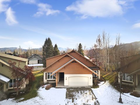 Photo of 57 W OBERLAND CT, Midway, UT 84049 (MLS # 2126626)