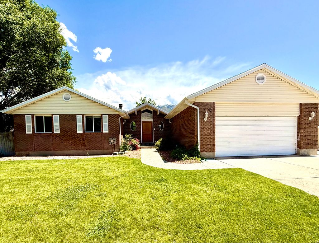 Photo of 11119 S LONDONDERRY DR E, Sandy, UT 84092 (MLS # 2160440)