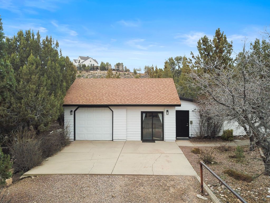 Photo of 948 W TOPAZ RD, Diamond Valley, UT 84770 (MLS # 2136496)