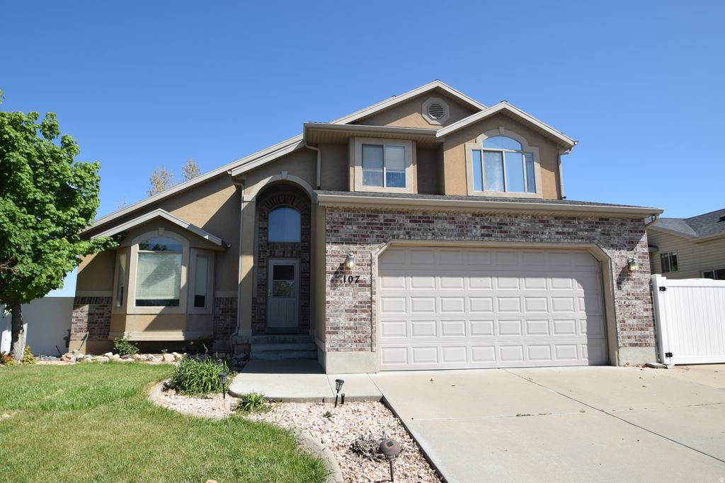 Photo of 107 E 2100 S, Clearfield, UT 84015 (MLS # 2154699)
