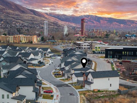 Tiny photo for 921 N EVELYN ST, Farmington, UT 84025 (MLS # 2139715)