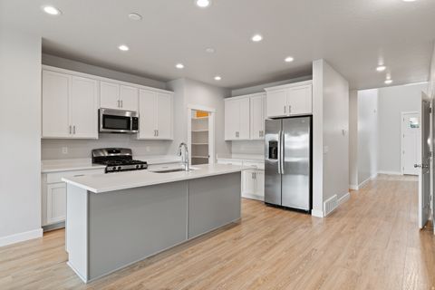 Tiny photo for 921 N EVELYN ST, Farmington, UT 84025 (MLS # 2139715)