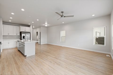 Tiny photo for 921 N EVELYN ST, Farmington, UT 84025 (MLS # 2139715)