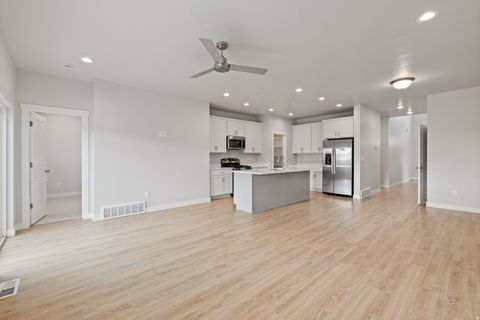 Tiny photo for 921 N EVELYN ST, Farmington, UT 84025 (MLS # 2139715)