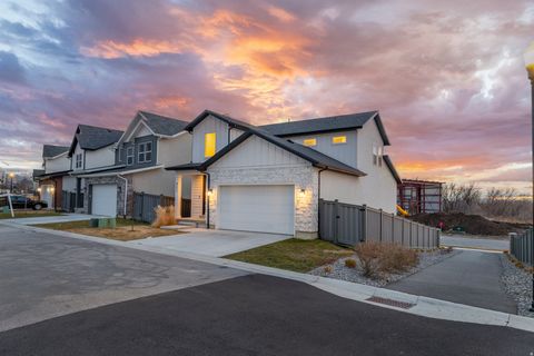 Tiny photo for 921 N EVELYN ST, Farmington, UT 84025 (MLS # 2139715)