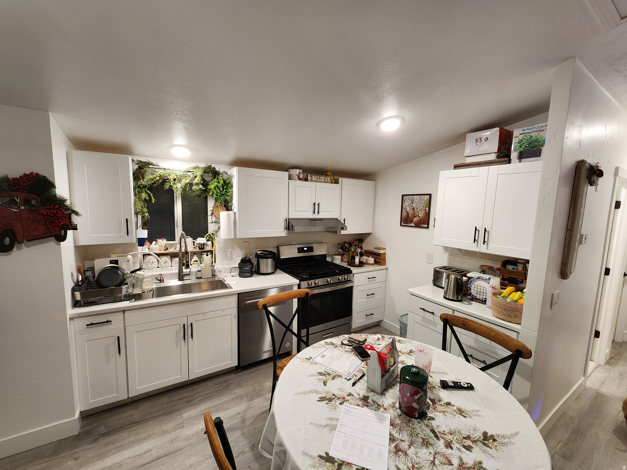 ROLLING HILLS - Residential