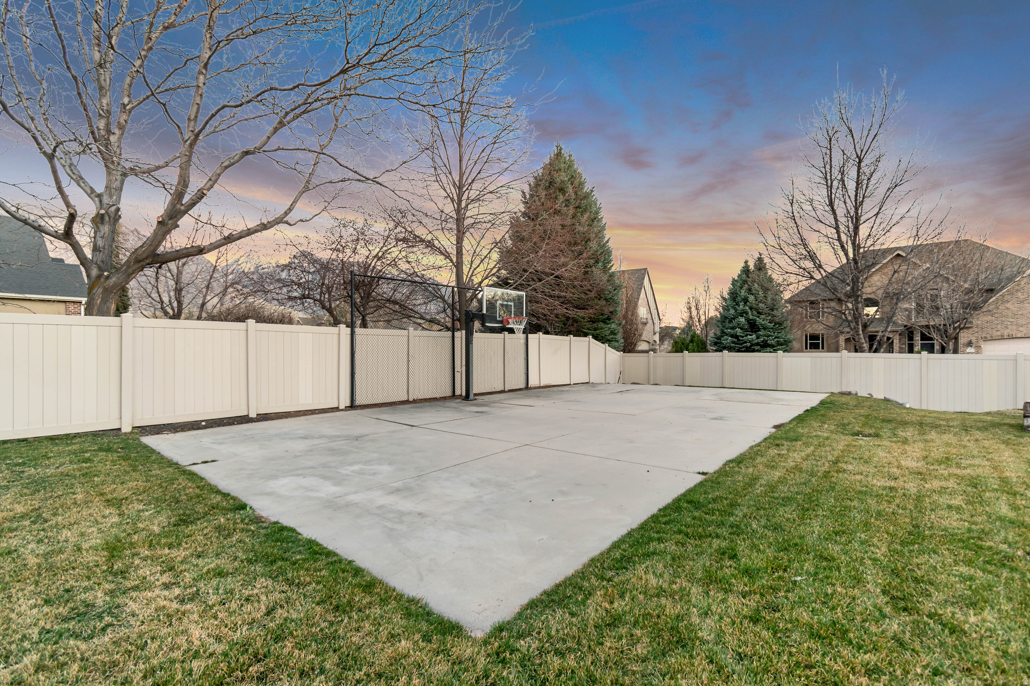 TWIN RIVERS - Residential