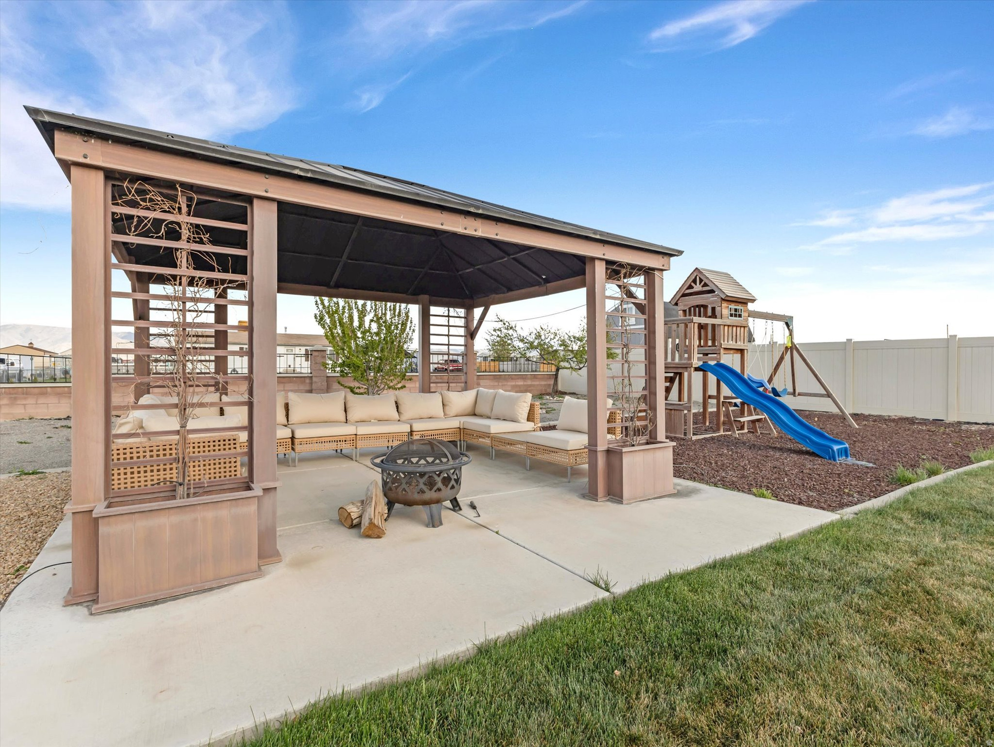 CARRIAGE CROSSING - Residential