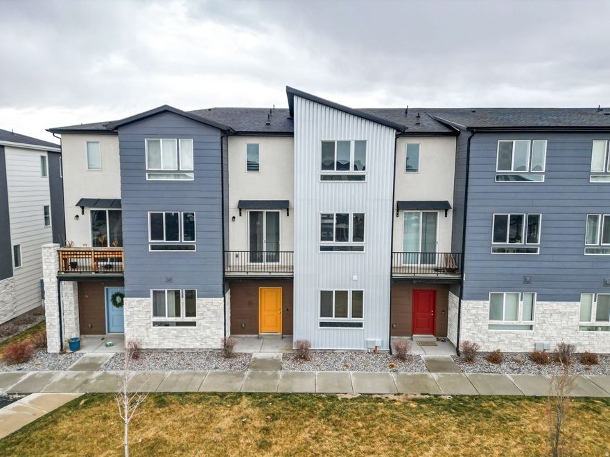 Modern 3-level townhome in American Fork just steps from the pool, clubhouse, and trails. Featuring 3 bedrooms, 4 baths, flexible living space, an open kitchen with island, mountain views, and quick access to Frontrunner, shopping, and dining, comfort and convenience in one.