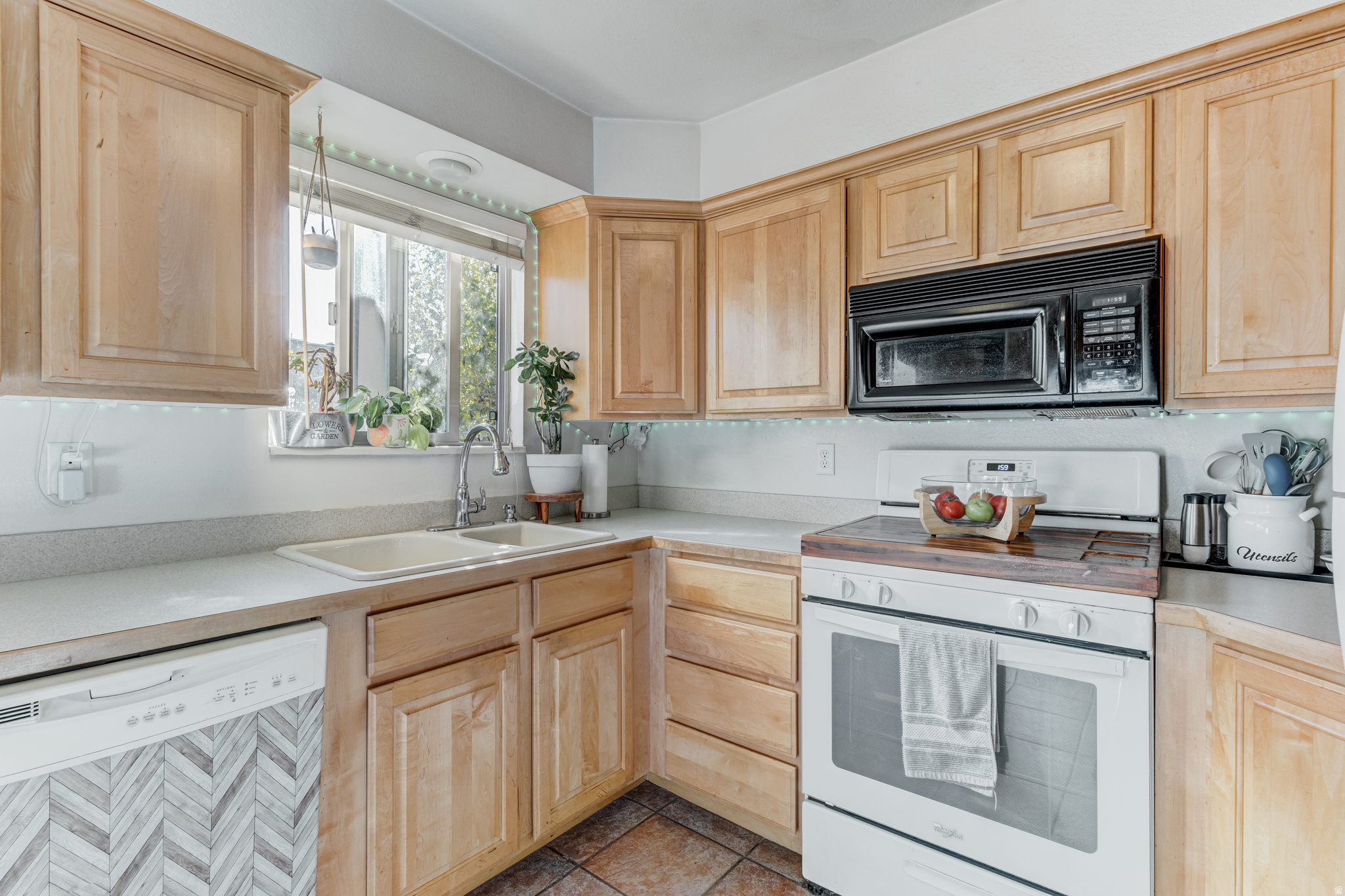 CEDAR SPRINGS CONDOM - Residential