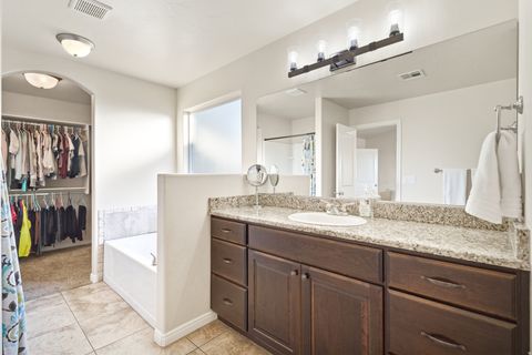 Tiny photo for 1025 N RUBY PL, Washington, UT 84780 (MLS # 2128601)