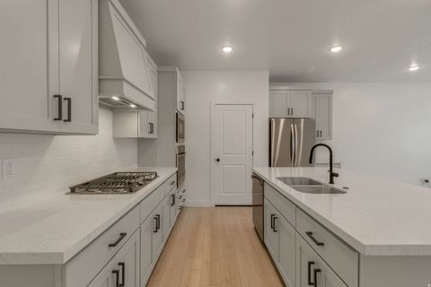 Tiny photo for 30 S MOONLIT RD, Mapleton, UT 84664 (MLS # 2158325)