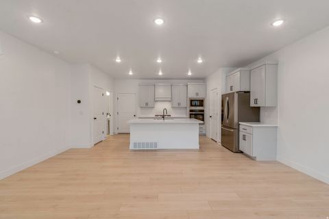 Tiny photo for 30 S MOONLIT RD, Mapleton, UT 84664 (MLS # 2158325)