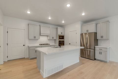 Tiny photo for 30 S MOONLIT RD, Mapleton, UT 84664 (MLS # 2158325)