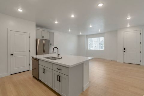Tiny photo for 30 S MOONLIT RD, Mapleton, UT 84664 (MLS # 2158325)