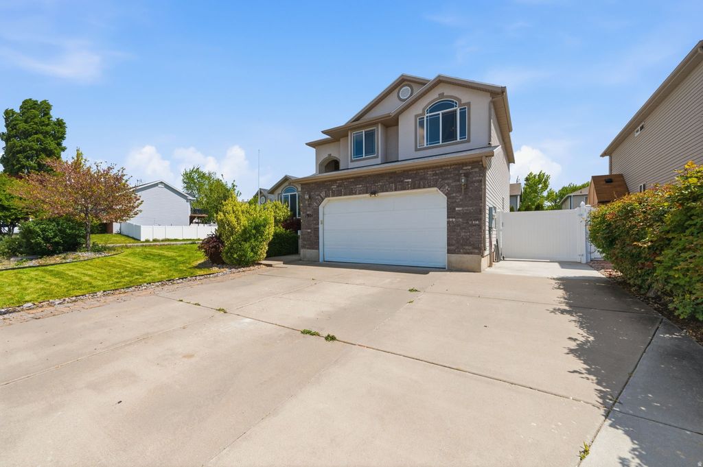 Photo of 1901 S 650 E, Clearfield, UT 84015 (MLS # 2153918)
