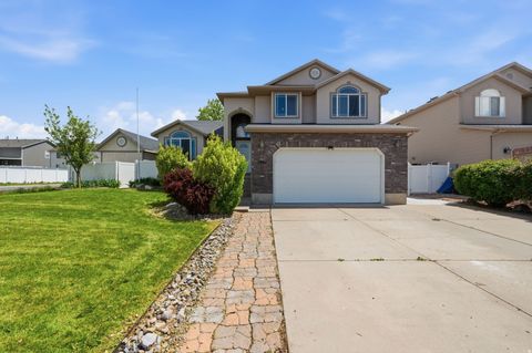 Photo of 1901 S 650 E, Clearfield, UT 84015 (MLS # 2153918)