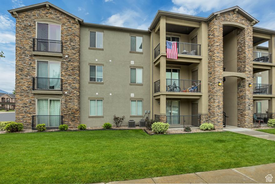 Nestled in one of Centerville's most sought-after neighborhoods, this beautifully designed condo offers the perfect blend of style, comfort, and convenience. Just minutes from premier shopping, dining hotspots, and effortless access to I-15, this gem is all about location and lifestyle. Step inside to discover soaring 9-foot ceilings that create an airy, open feel. The kitchen boasts sleek laminate flooring, rich upgraded cabinetry, and dazzling granite countertops that elevate everyday living. Designer two-tone paint adds a touch of sophistication, while upgraded fixtures throughout bring a modern, luxurious vibe.