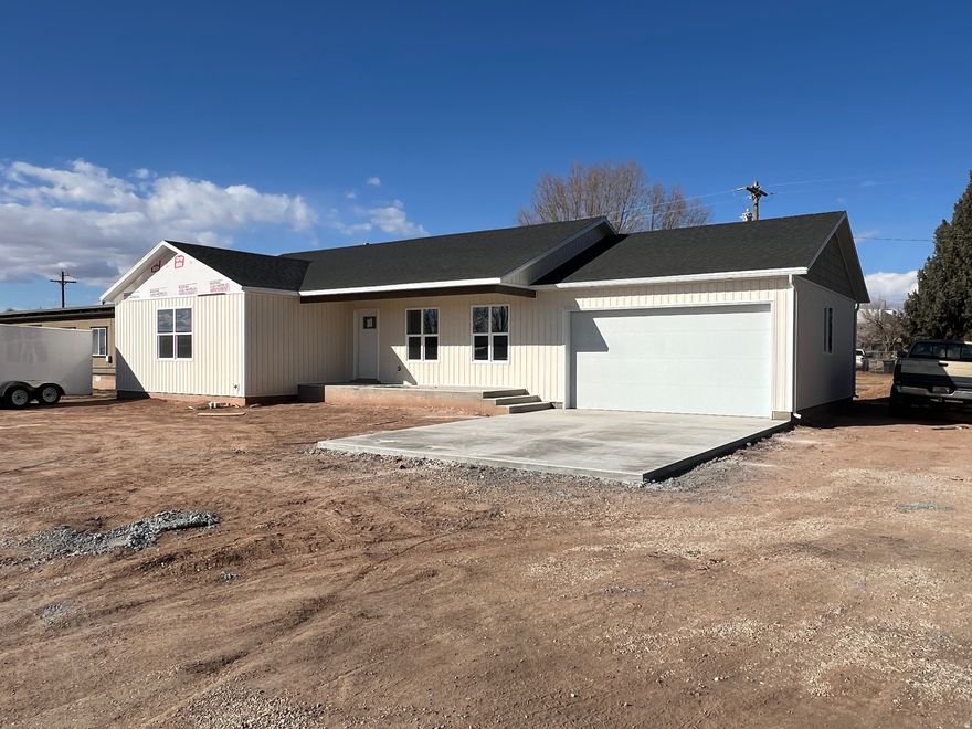 New Build 3 bed 2 bath Home in the heart of Roosevelt. Home sits on .20 acres with 1432 SF. Vaulted Ceiling in master bedroom and family room.   Square footage figures are provided as a courtesy estimate only and were obtained from plans .  Buyer is advised to obtain an independent measurement.
