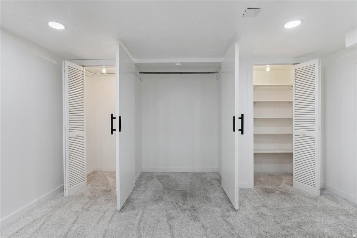 COUNTRY HILLS MANOR - Residential