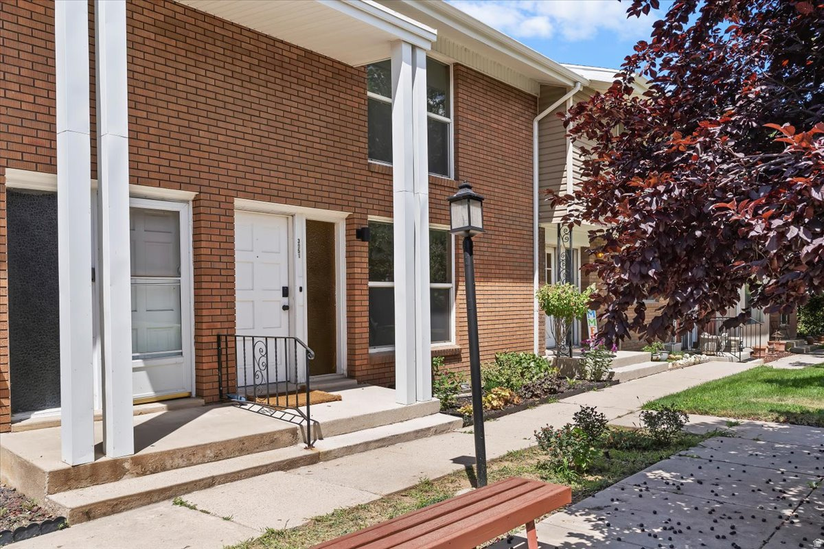 COUNTRY HILLS MANOR - Residential