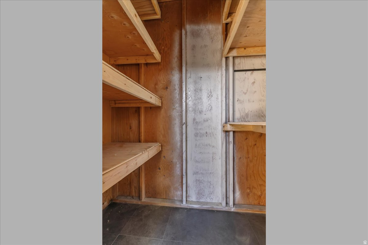 COUNTRY HILLS MANOR - Residential