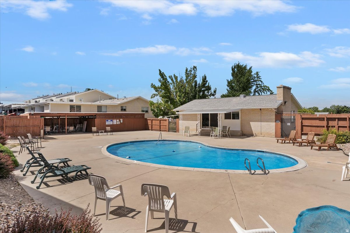 COUNTRY HILLS MANOR - Residential