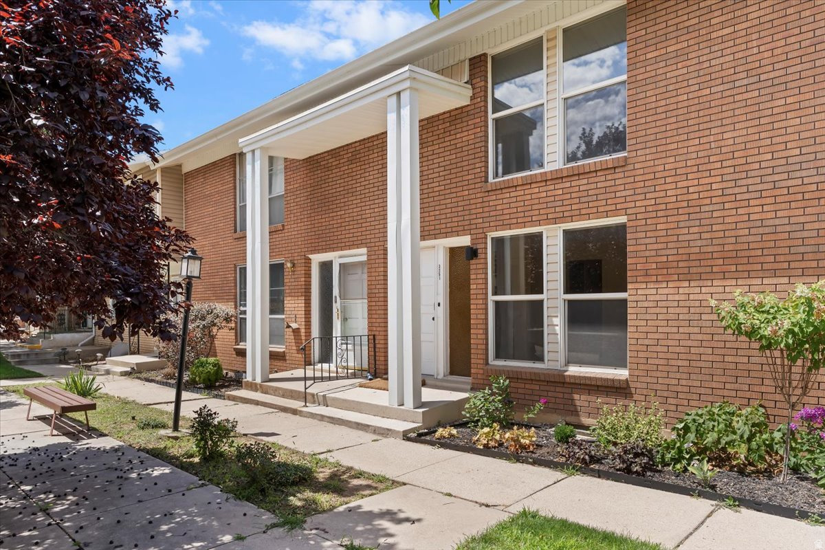 COUNTRY HILLS MANOR - Residential