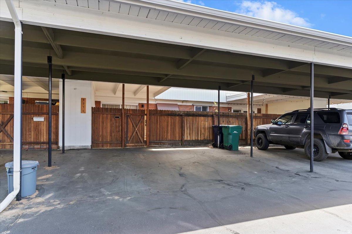 COUNTRY HILLS MANOR - Residential