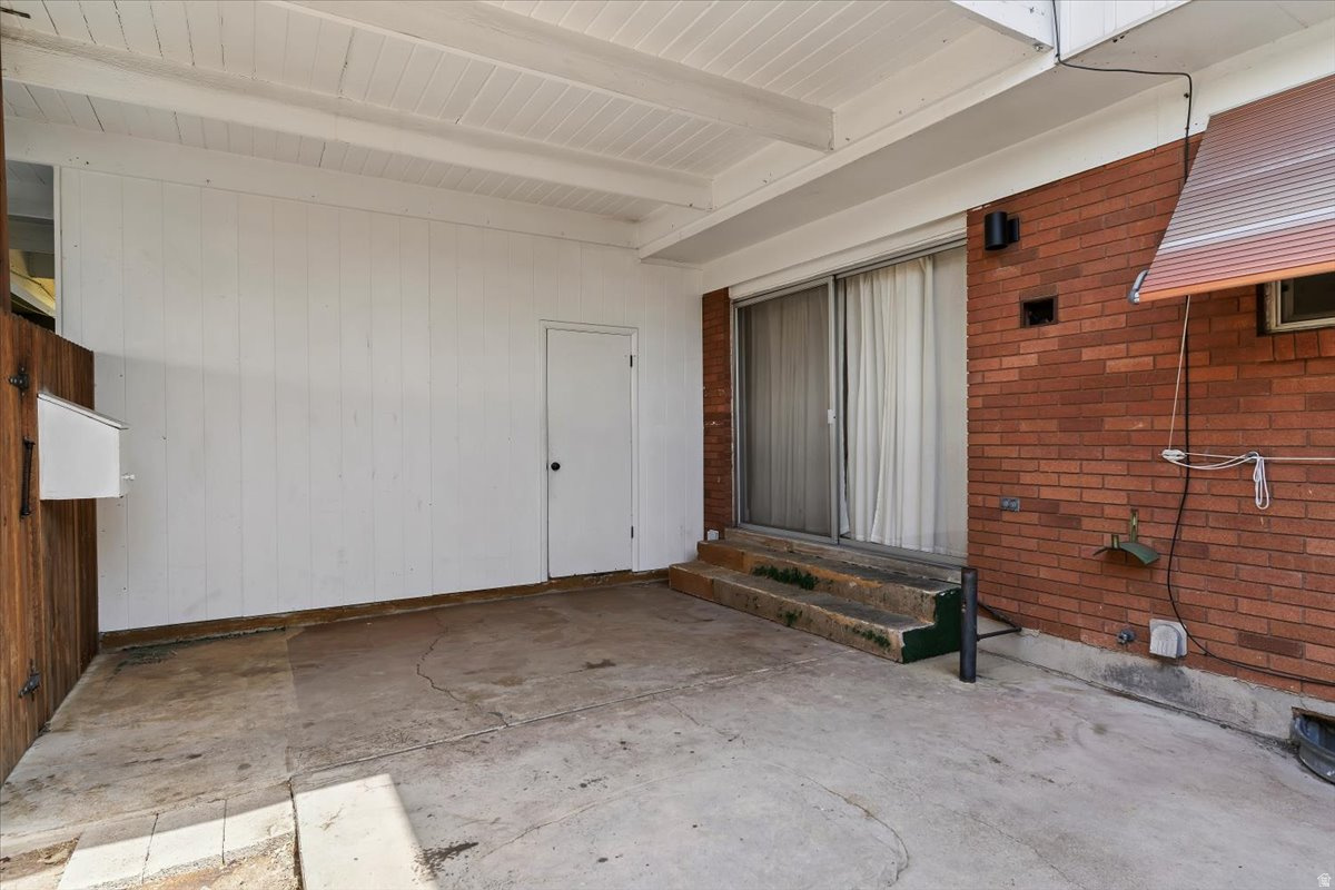 COUNTRY HILLS MANOR - Residential