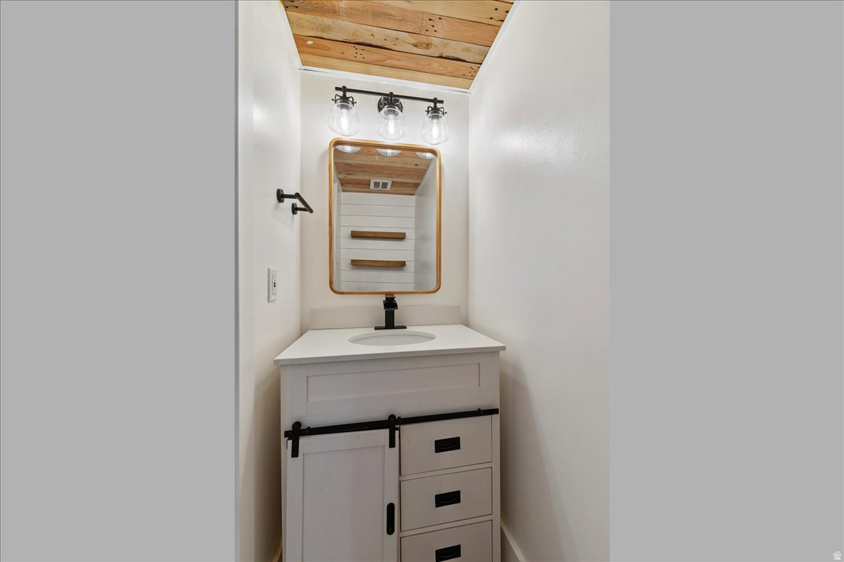 COUNTRY HILLS MANOR - Residential