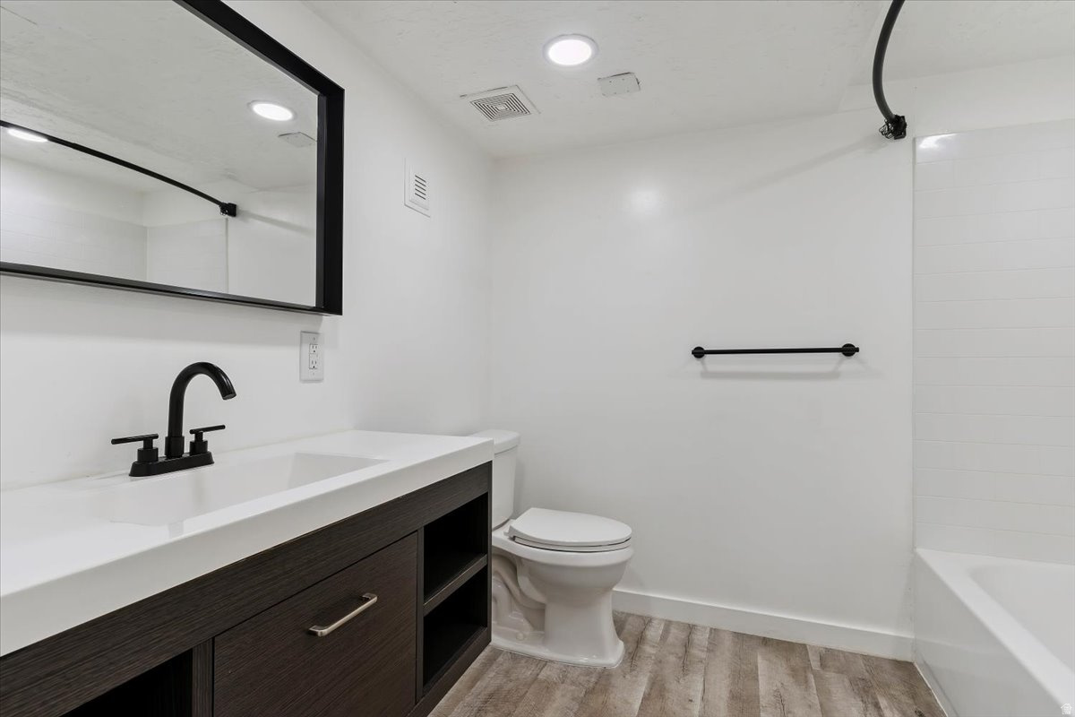 COUNTRY HILLS MANOR - Residential