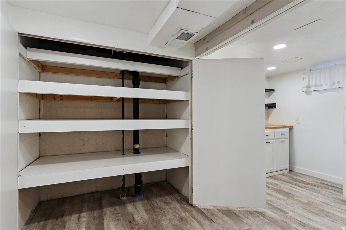 COUNTRY HILLS MANOR - Residential