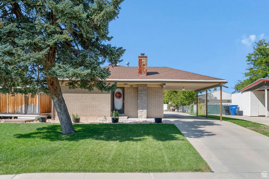 Beautiful well-kept home in great location with amazing indoor and outdoor living. Minutes from access to I-215, shopping, restaurants, parks, and schools.  Complete with large open concept floor plan, oversized extra large attached garage and carport, .26 acre lot, Huge Deck in backyard, clean open kitchen and family room, and much more. Home has been well taken care of and shows amazing.