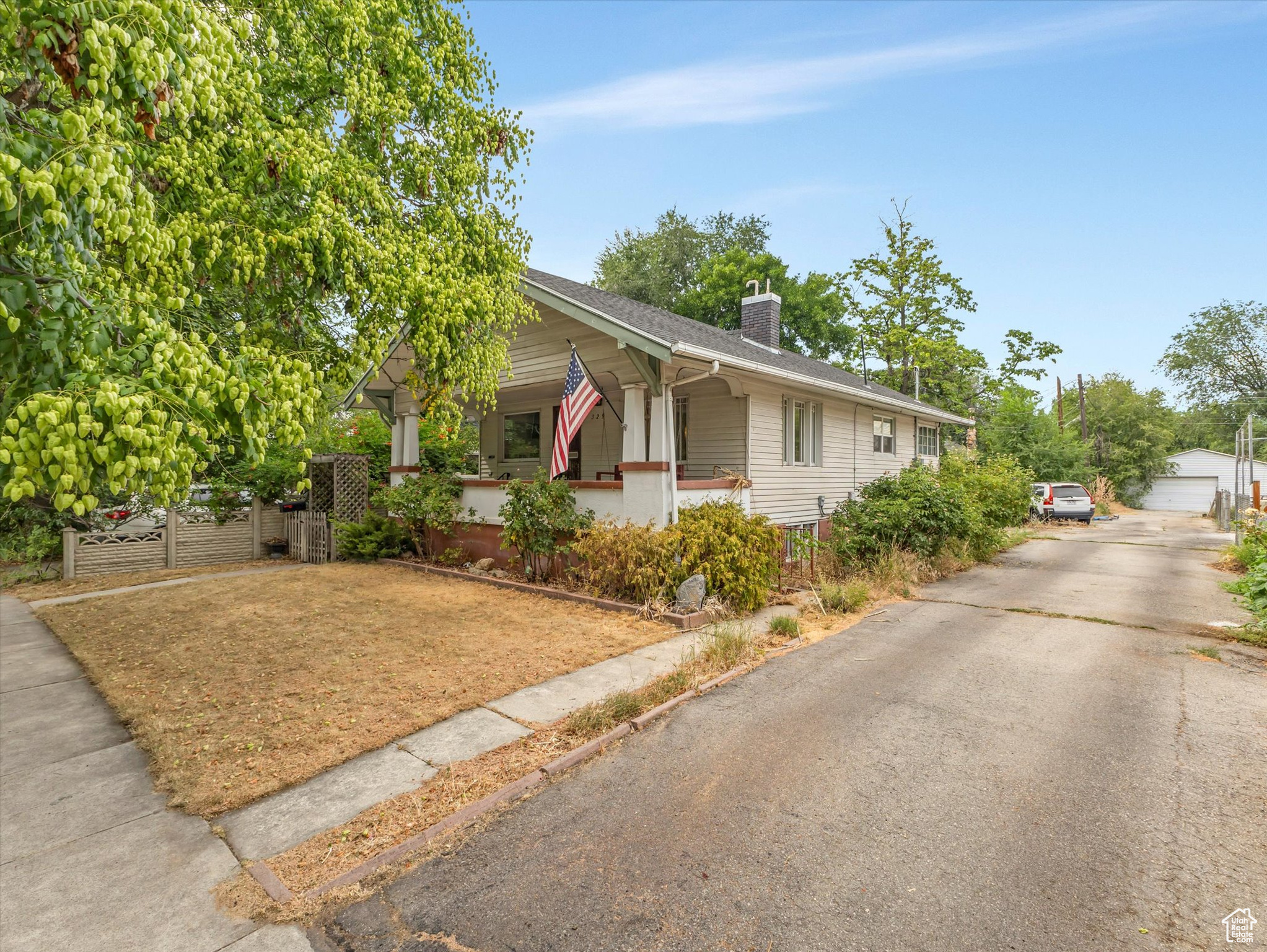 Main image without alt text