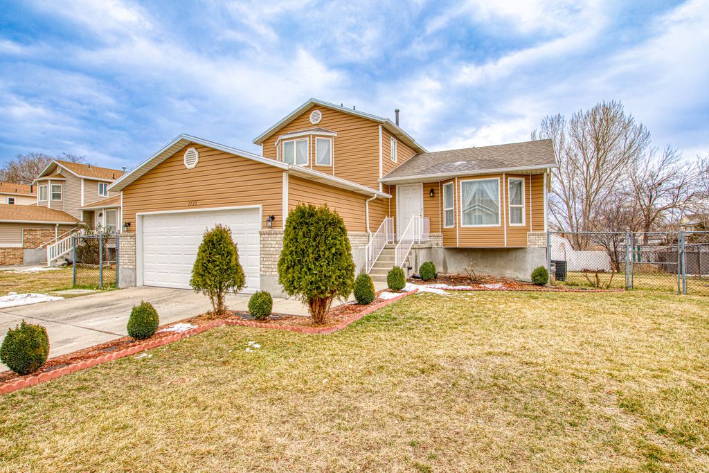 Photo of 1735 W DALE RIDGE AVE N, Salt Lake City, UT 84116 (MLS # 2139538)