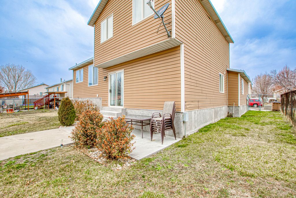 Photo of 1735 W DALE RIDGE AVE N, Salt Lake City, UT 84116 (MLS # 2139538)