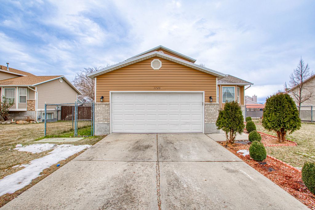 Photo of 1735 W DALE RIDGE AVE N, Salt Lake City, UT 84116 (MLS # 2139538)