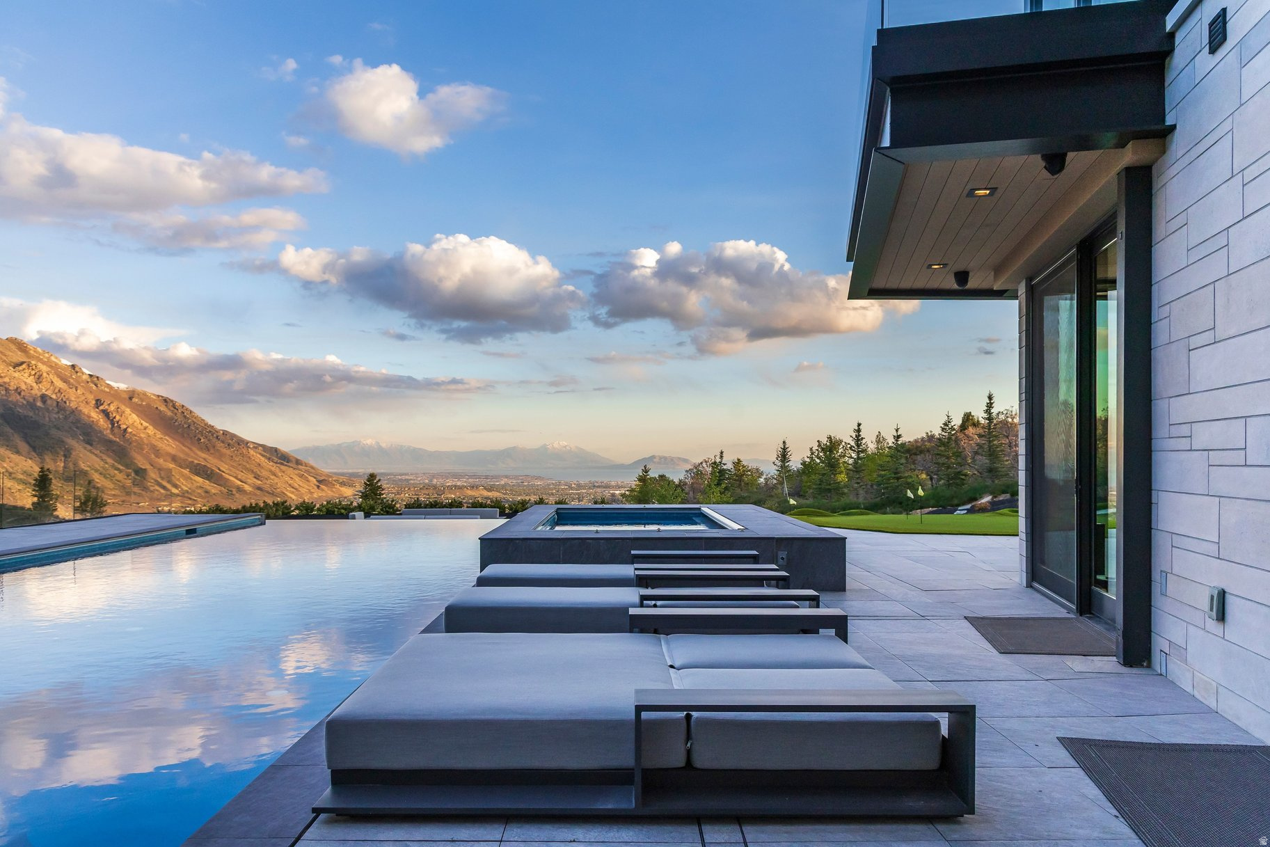 THREE FALLS - Residential