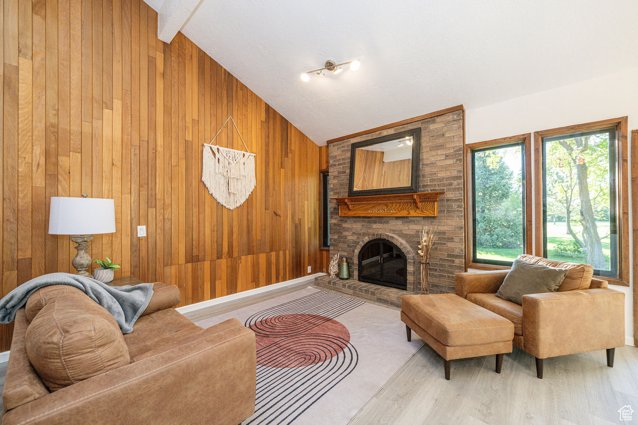 WHITE BARN - Residential Income