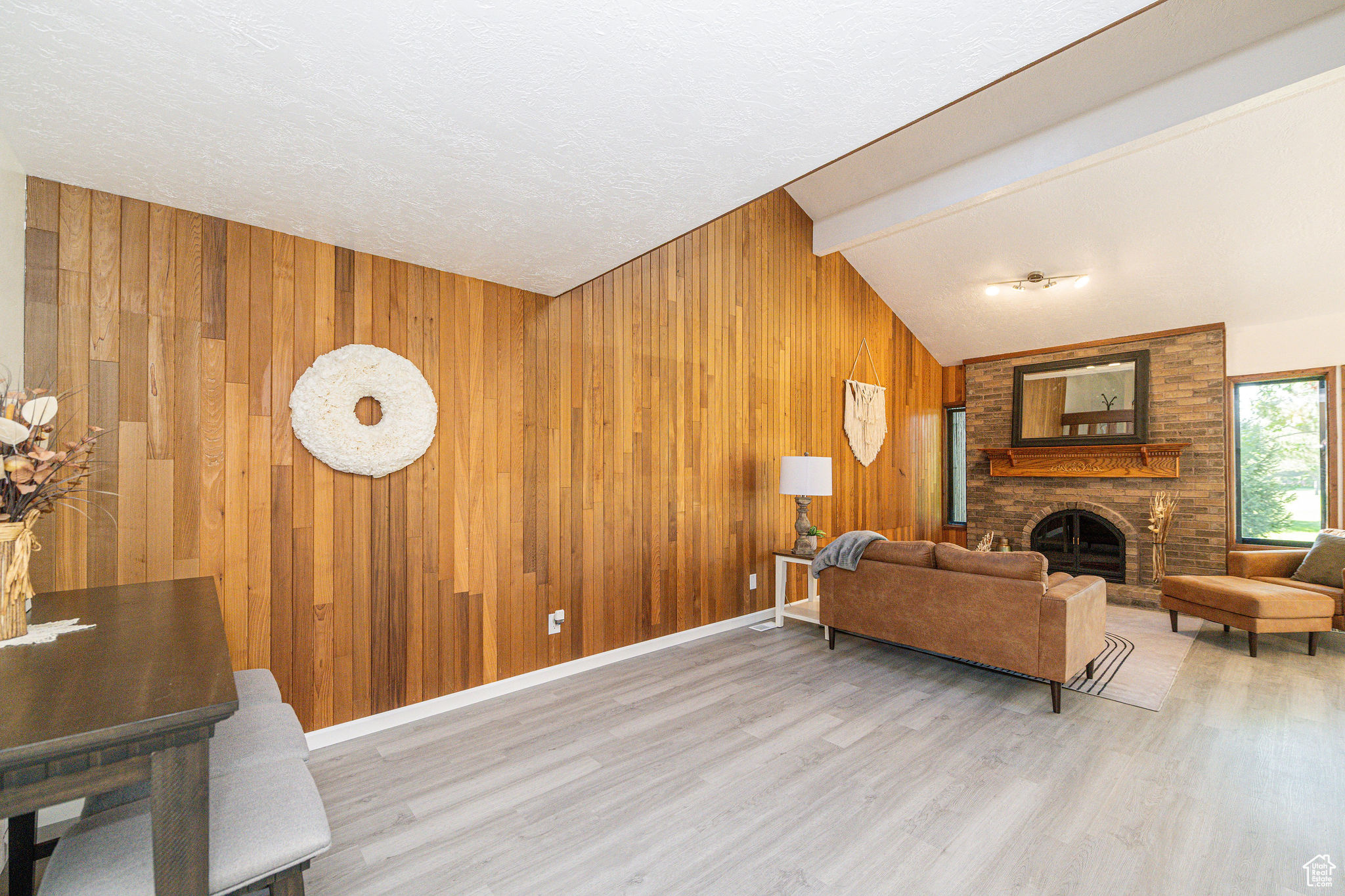 WHITE BARN - Residential Income