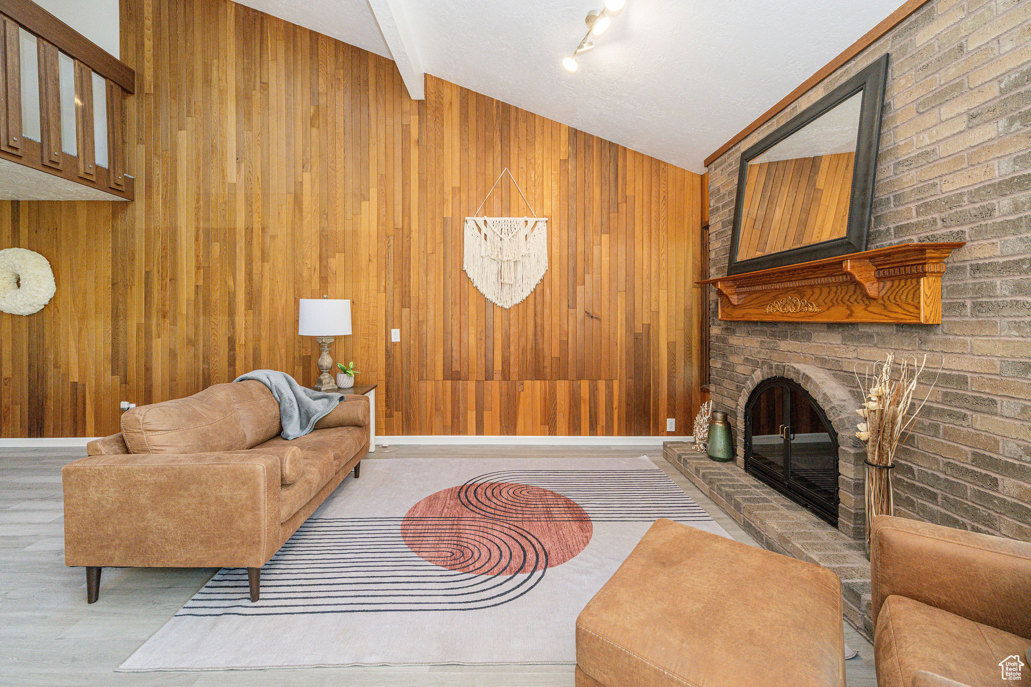 WHITE BARN - Residential Income