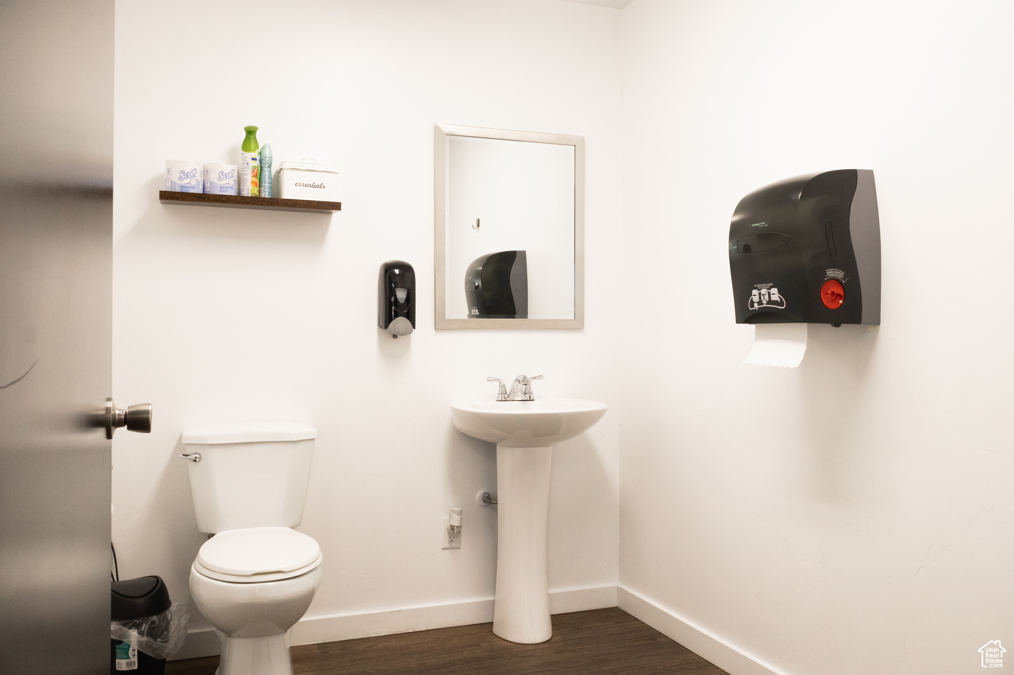 Main image without alt text