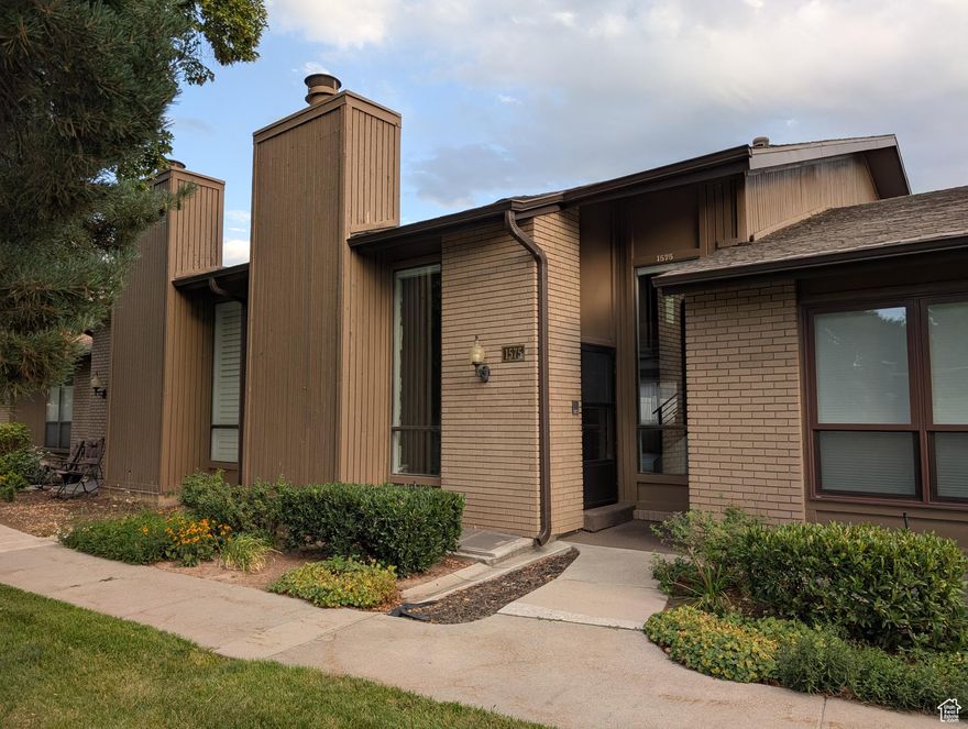 Updated home in a great community.  New Pickleball courts, tennis court and a pool.  Great access to the canyons and downtown.