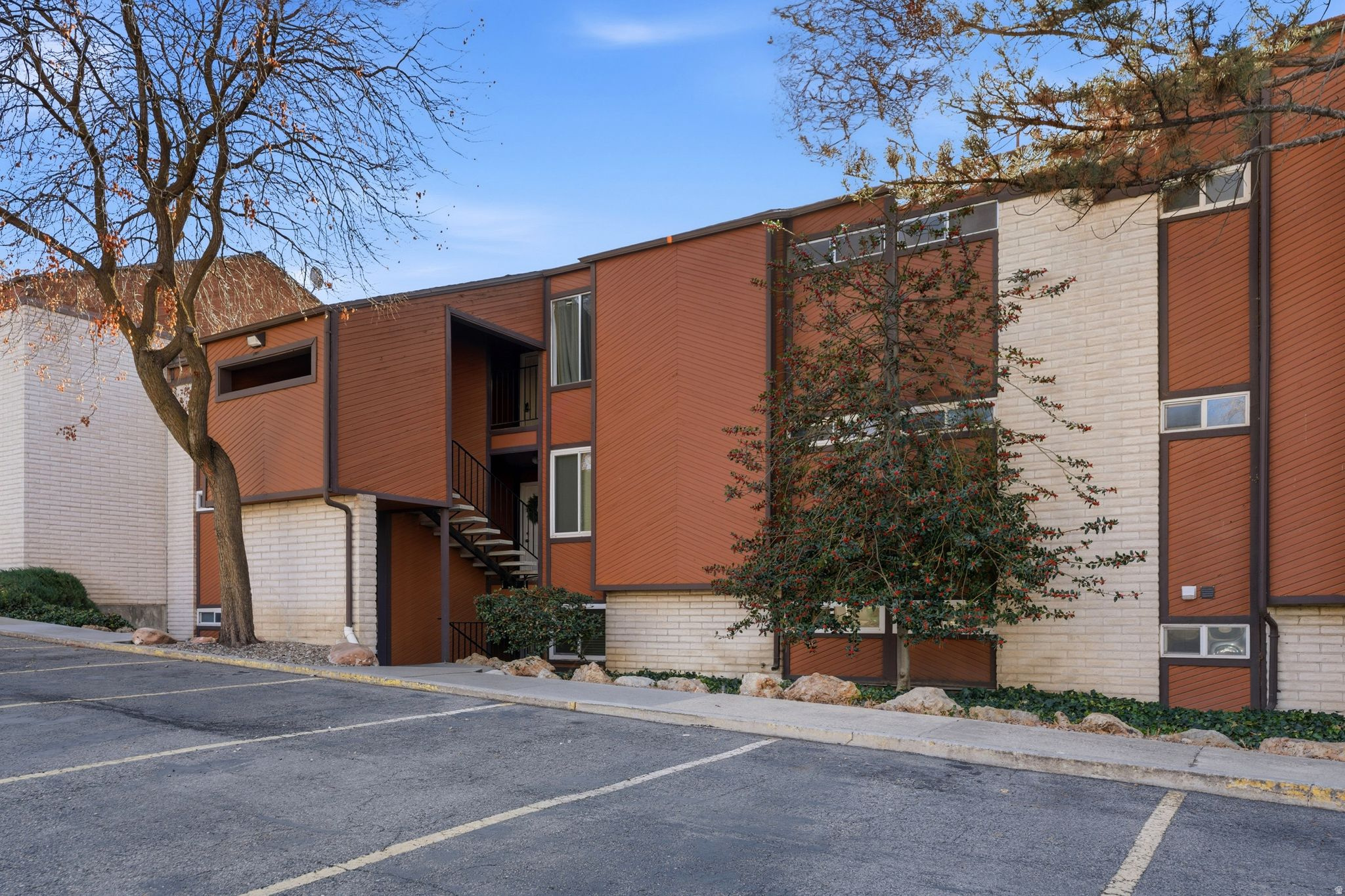 WOOD HOLLOW CONDM - Residential