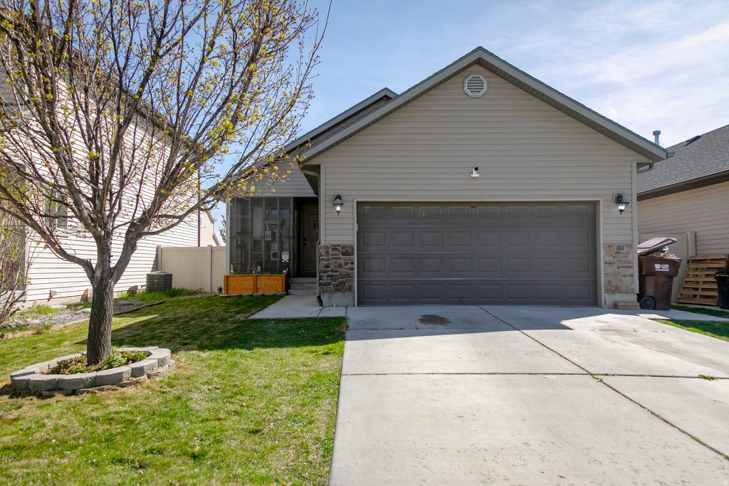 Photo of 1534 E SHADOW DR N, Eagle Mountain, UT 84005 (MLS # 2149457)