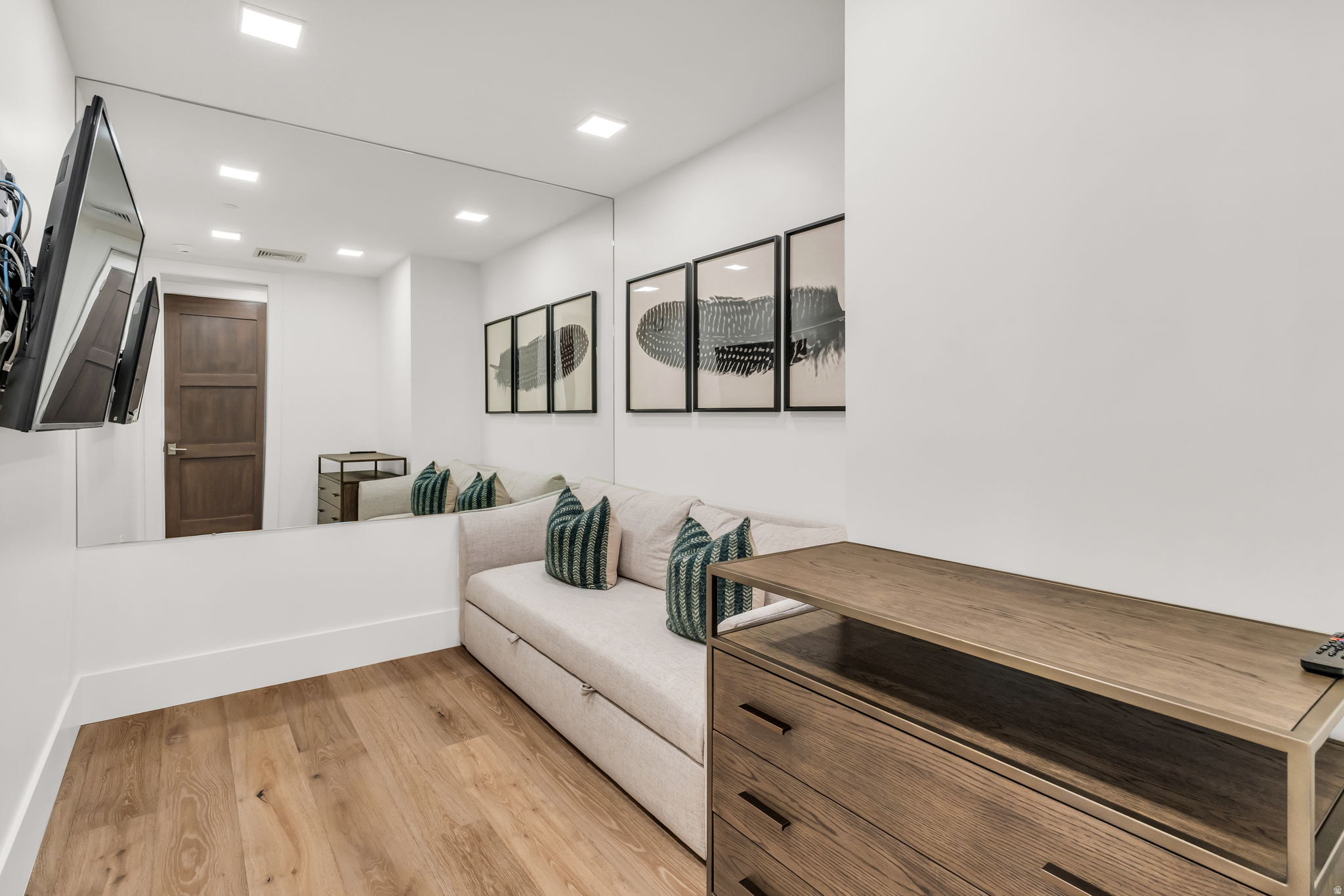 EMPIRE RESIDENCES - Residential