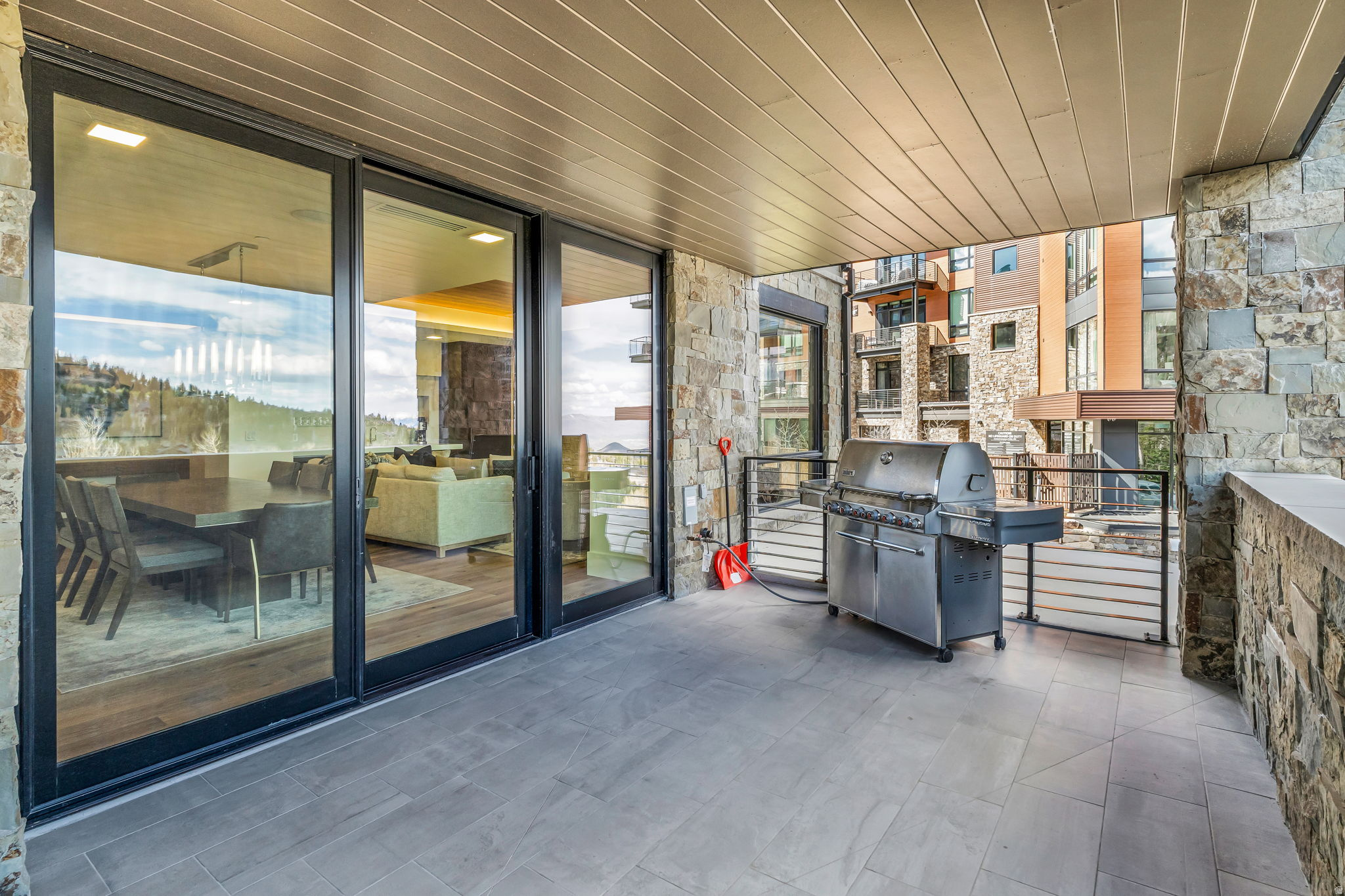 EMPIRE RESIDENCES - Residential